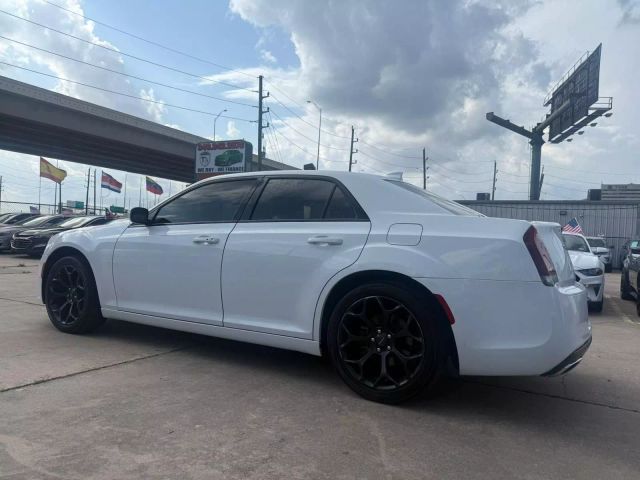 2019 Chrysler 300 - Image 8