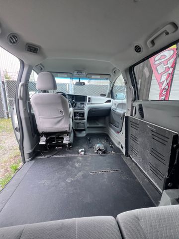 2017 Toyota Sienna - Image 13