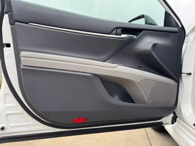 2022 Toyota Camry Hybrid - Image 8
