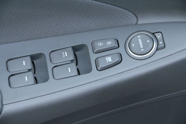 2011 Hyundai Sonata - Image 11