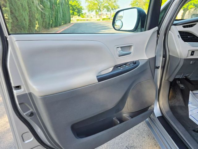 2017 Toyota Sienna - Image 12