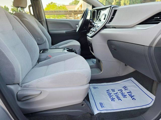 2017 Toyota Sienna - Image 24