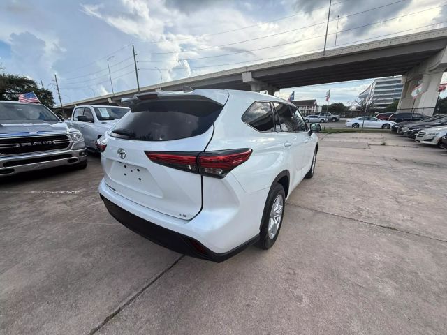 2022 Toyota Highlander - Image 13