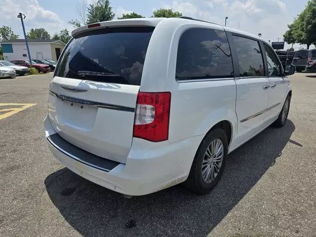 2014 Chrysler Town & Country - Image 6