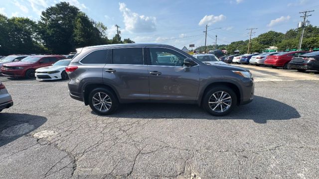 2019 Toyota Highlander - Image 2