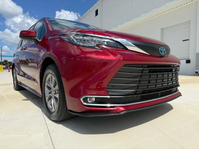 2021 Toyota Sienna - Image 2