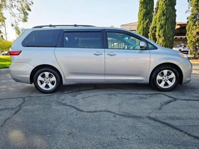 2017 Toyota Sienna - Image 4