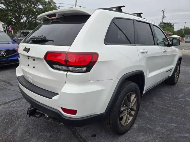 2017 Jeep Grand Cherokee - Image 3