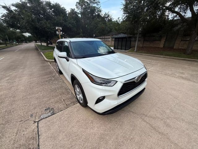 2022 Toyota Highlander - Image 4