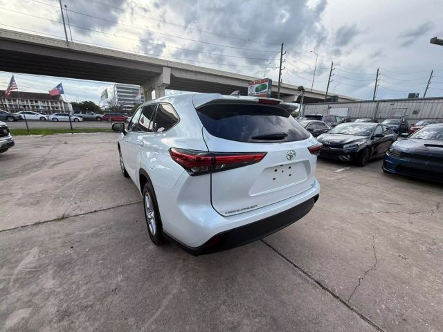 2022 Toyota Highlander - Image 11