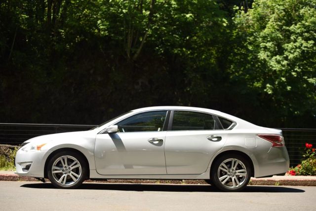 2013 Nissan Altima - Image 2