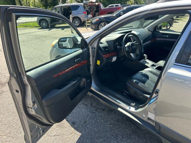 2011 Subaru Outback - Image 11