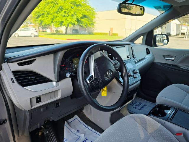 2017 Toyota Sienna - Image 15
