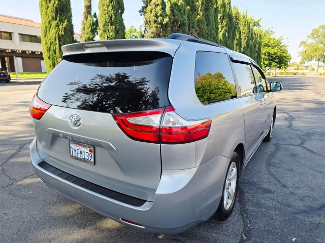 2017 Toyota Sienna - Image 8