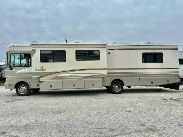 2000 Fleetwood Bounder - Image 17