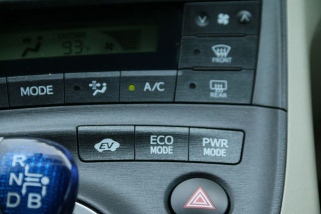 2010 Toyota Prius - Image 27
