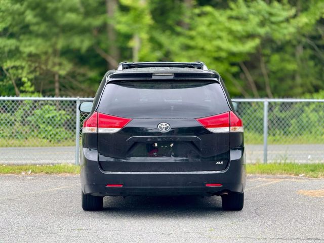 2013 Toyota Sienna Xle Minivan 4d - Image 6