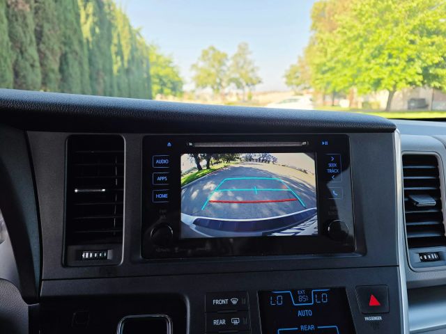 2017 Toyota Sienna - Image 19