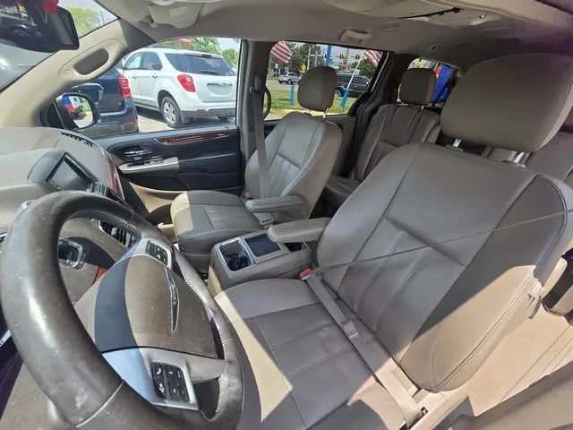 2014 Chrysler Town & Country - Image 12