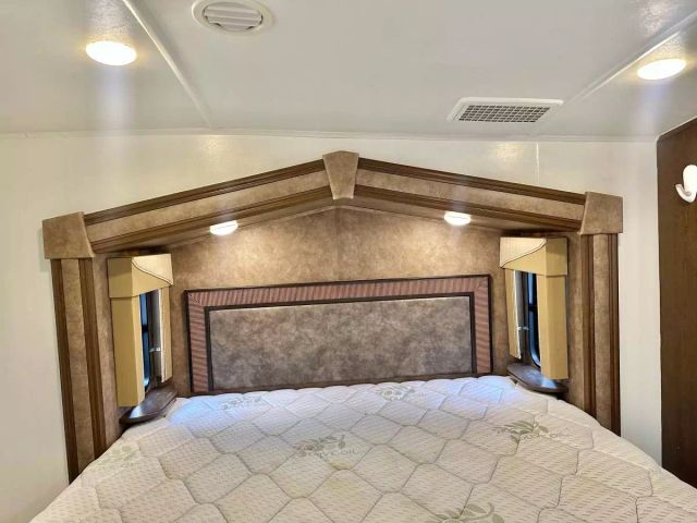 2017 Cedar Creek By Forest River Silverback Fifth Wheel - Image 18