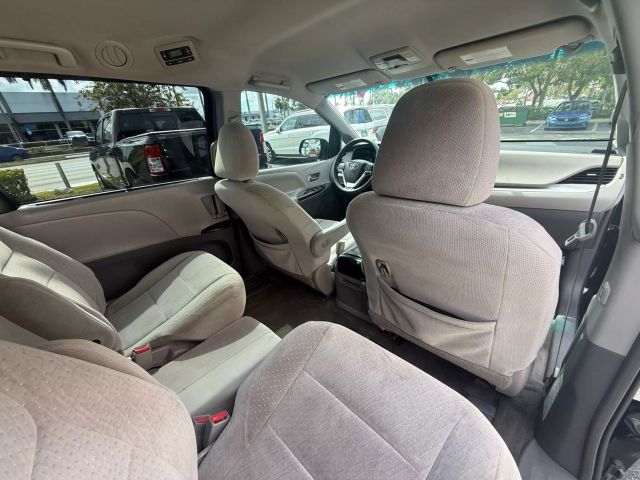 2015 Toyota Sienna - Image 17