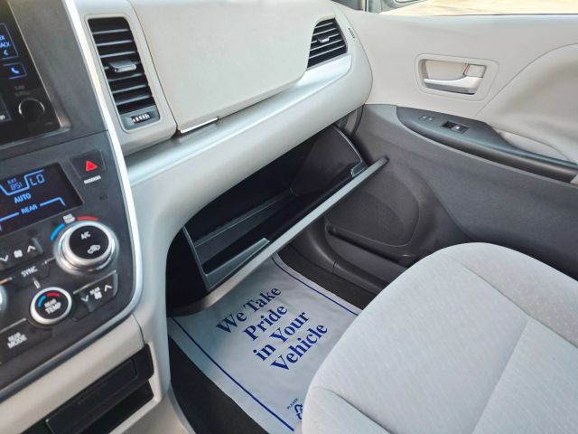 2017 Toyota Sienna - Image 21