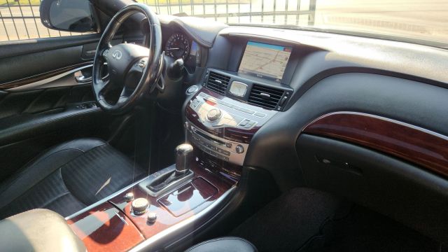 2015 Infiniti Q70 - Image 17