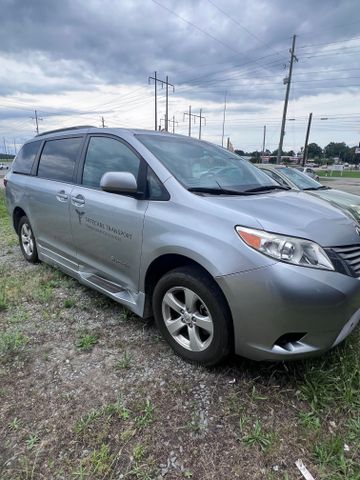 2017 Toyota Sienna - Image 3