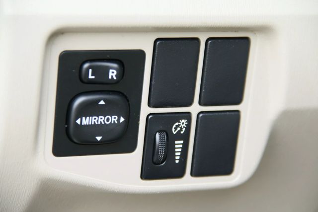 2010 Toyota Prius - Image 12