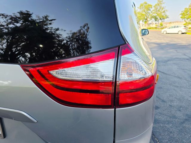 2017 Toyota Sienna - Image 40