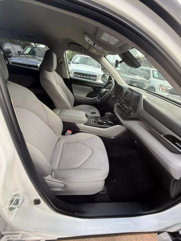 2022 Toyota Highlander - Image 18