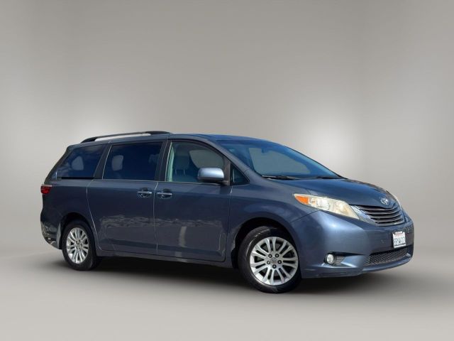 2016 Toyota Sienna - Image 2