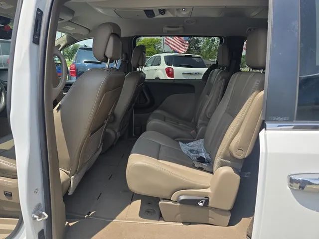 2014 Chrysler Town & Country - Image 14