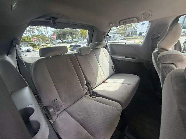 2015 Toyota Sienna - Image 18