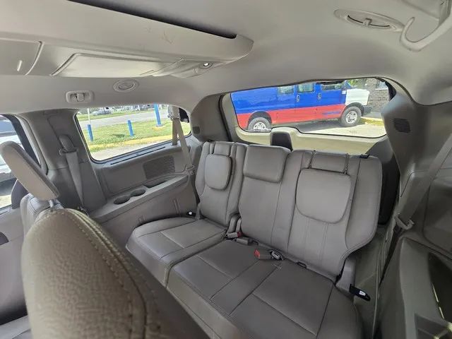 2014 Chrysler Town & Country - Image 16