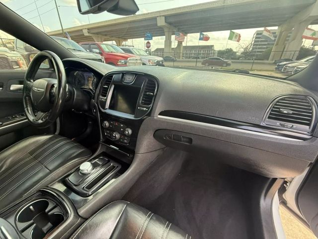 2019 Chrysler 300 - Image 15