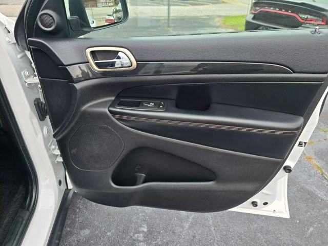 2017 Jeep Grand Cherokee - Image 14