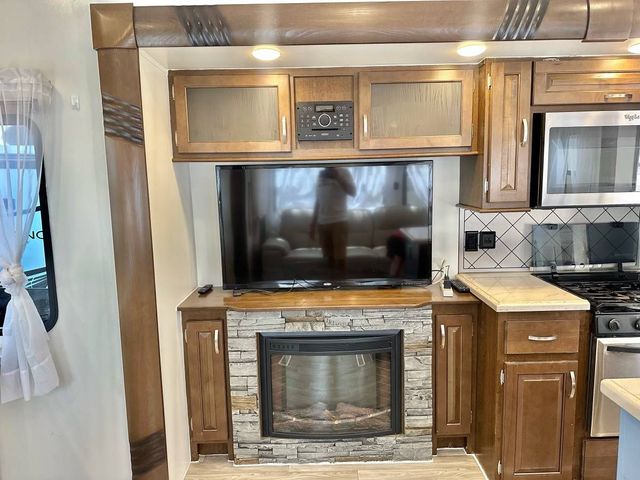 2017 Cedar Creek By Forest River Silverback Fifth Wheel - Image 22