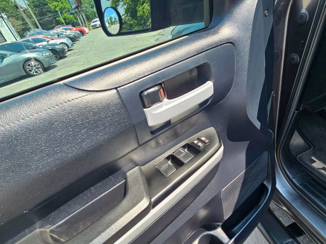 2014 Toyota Tundra Double Cab - Image 19