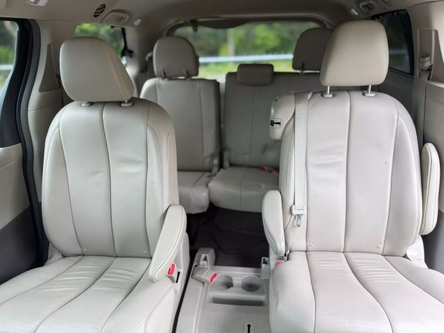 2013 Toyota Sienna Xle Minivan 4d - Image 11