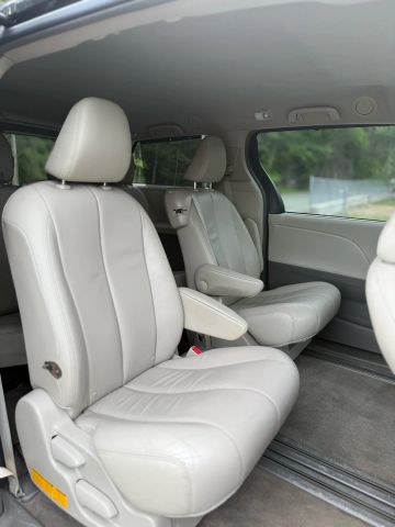 2013 Toyota Sienna Xle Minivan 4d - Image 13