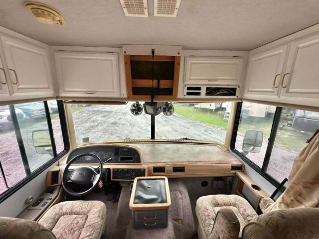 2000 Fleetwood Bounder - Image 3