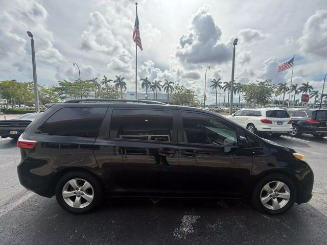 2015 Toyota Sienna - Image 19