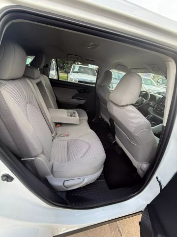 2022 Toyota Highlander - Image 19