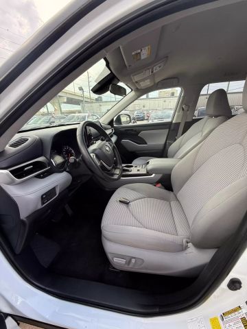 2022 Toyota Highlander - Image 17