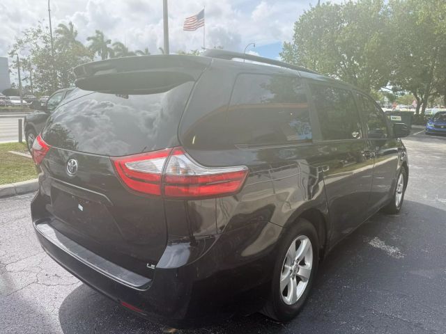 2015 Toyota Sienna - Image 5