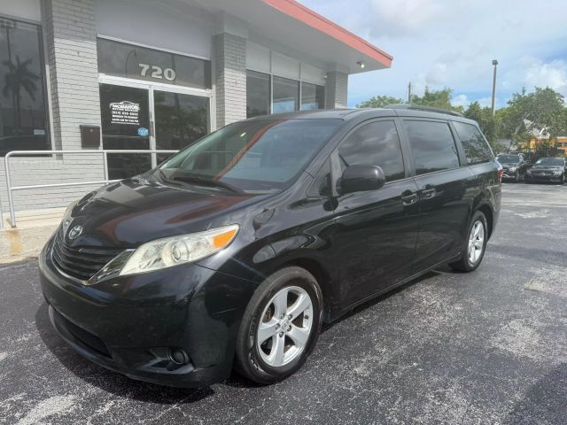 2015 Toyota Sienna - Image 1