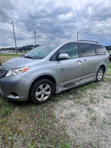 2017 Toyota Sienna - Image 1
