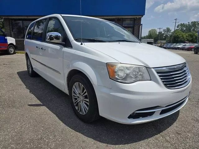 2014 Chrysler Town & Country - Image 3