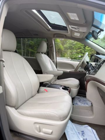 2013 Toyota Sienna Xle Minivan 4d - Image 12